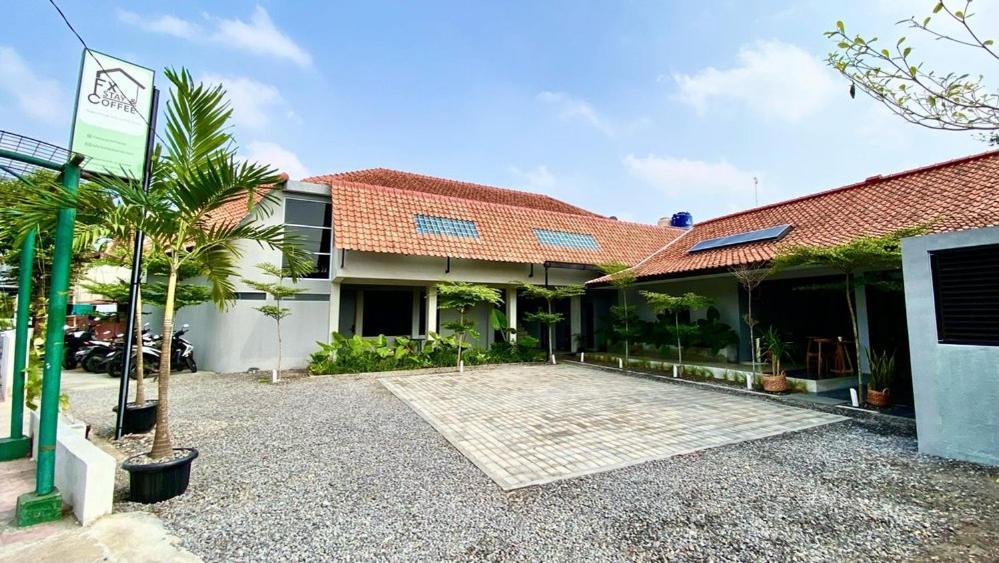 Fx Stay & Coffee Yogyakarta Exterior photo
